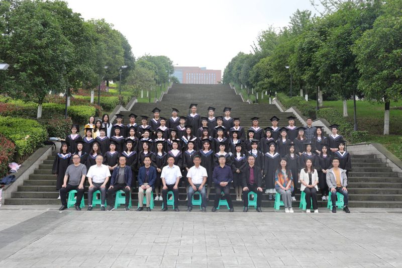 2021届小学教育（师范）5班毕业合影
