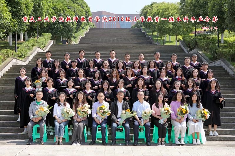 2022届小学教育1班毕业合影