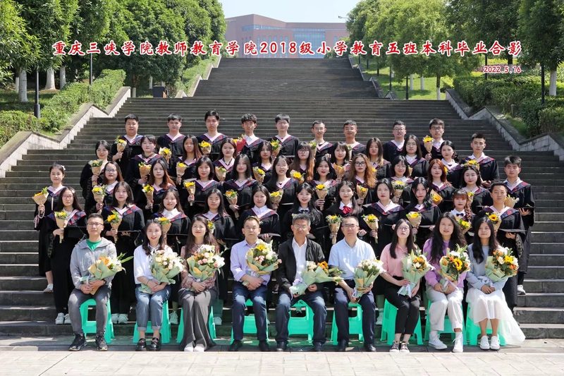 2022届小学教育5班毕业合影